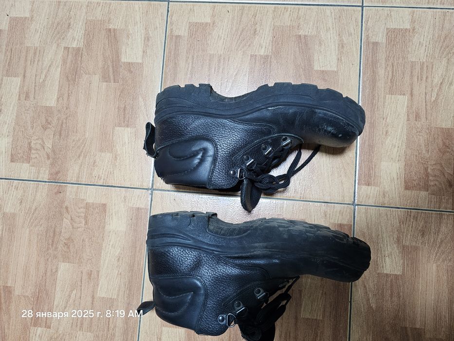 Продам рабочие ботинки  б у,р40