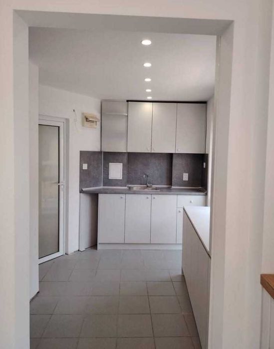 Дава се под наем Тристаен апартамент в Бургас, Център - 105 кв.м за 816 € - Снимка #4