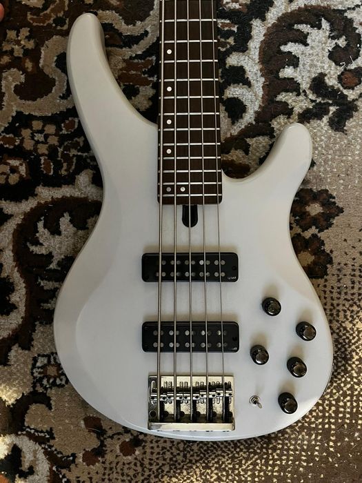 Бас китара YAMAHA с активна електроника