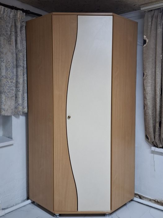 Продается шкаф угловой