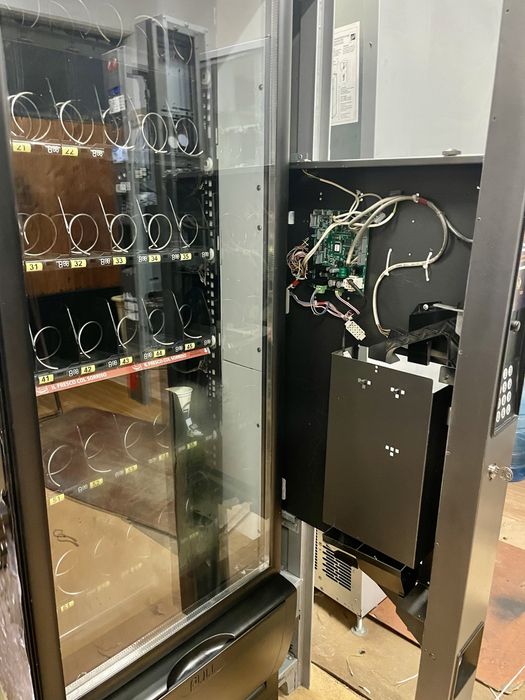 Вендинг машина за храни и напитки Zannusi Snakky RY