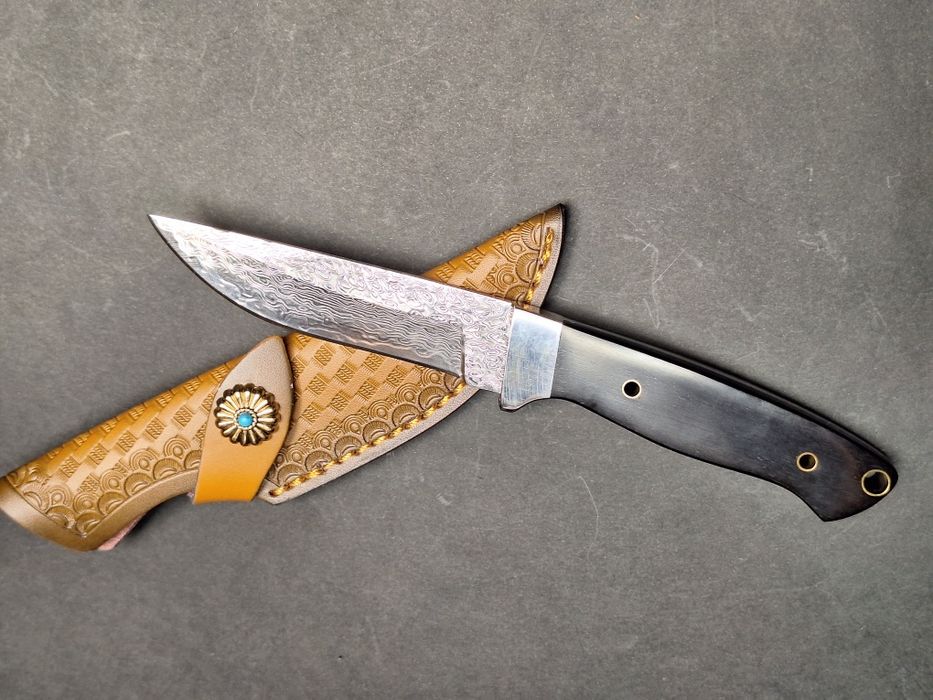 Ловен нож от дамаска стомана VG10 с кожена кания