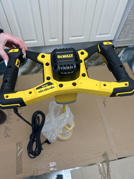 Acest mixer electric DeWalt DWD241-GB de 1800W
