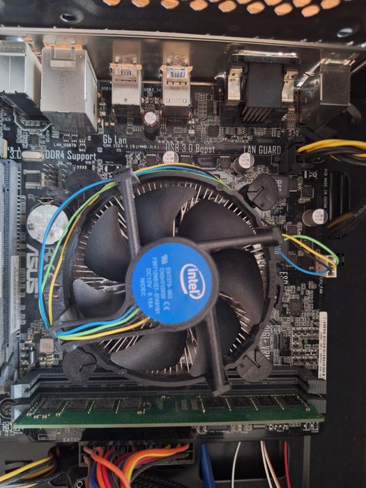 Геймърски компютър GTX 1050 Ti 4GB + Samsung 870 EVO 1TB + Razer комплект