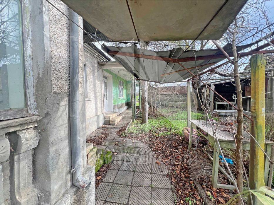 Продава се тухлена къща в гр. Плиска с двор 1200 кв.м. и КЛАДЕНЕЦ.