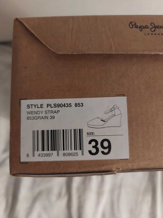 Затворени летни сандали Pepe Jeans