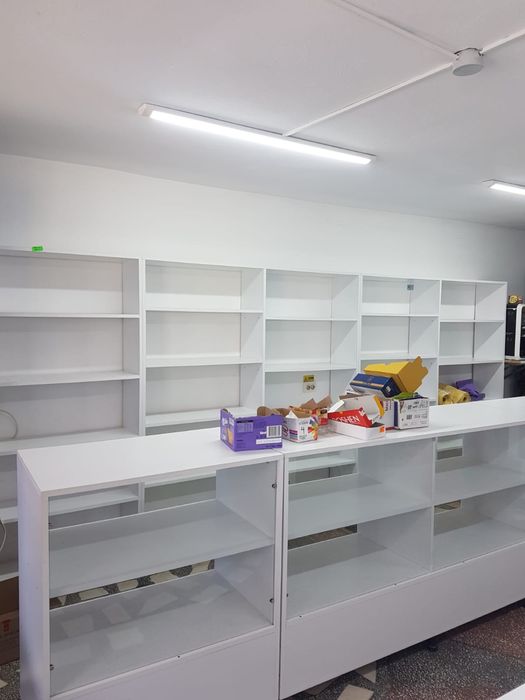 Vand rafturi magazin in stare foarte  buna