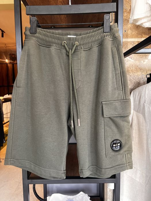 Къси дънкиви и споертни мъжки панталони