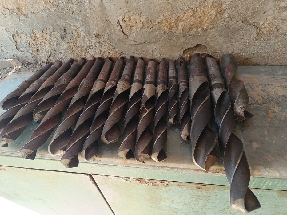 Продавам Свредла ,Райбери за метал ,Център и ножове за струг