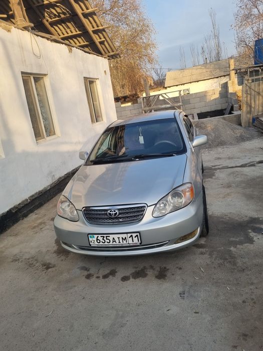 Машина тойота королла