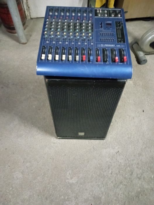 Микшерный пульт с одной колонкой.