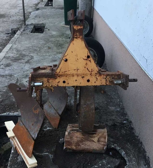 Плуг за голям и малък трактор