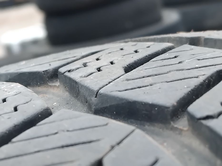 Бусови гуми 215 65 16 С Ц Ханкук Hankook.
Налични са 4 броя - нов внос. Не са нови! Посочената цена е за един брой гума. Без коментар на цената. 43 го