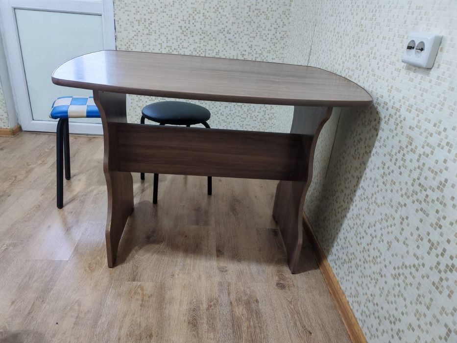 Продам стол кухонный