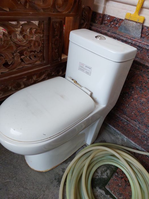 Продаём унитаз..