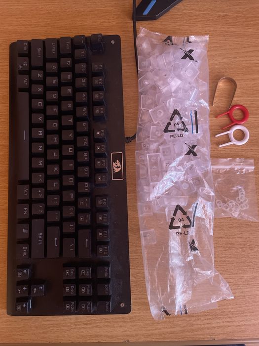 Vand tastatura mecanica redragon 87% + keycapsuri noi + amortizoare