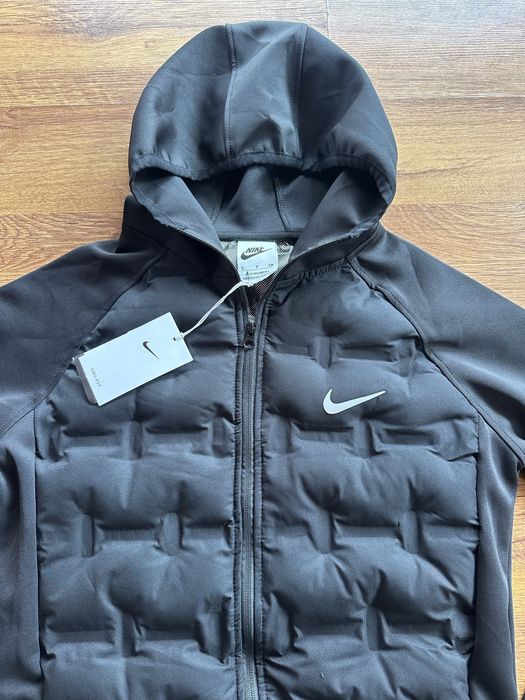 Мъжко,черно яке Nike с качулка и ципове на джобовете