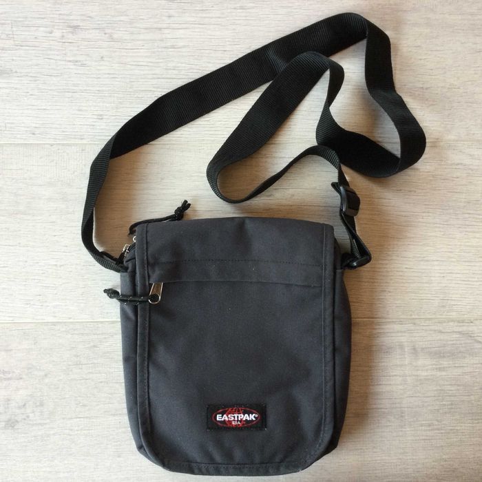 оригинална мъжка тъмно сива маркова чанта за през рамо / shoulder bag EASTPAK от САЩ