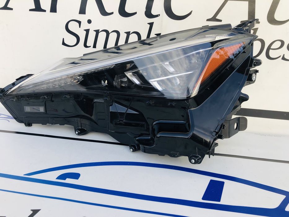 Far stânga Full led Lexus UX model după 2020