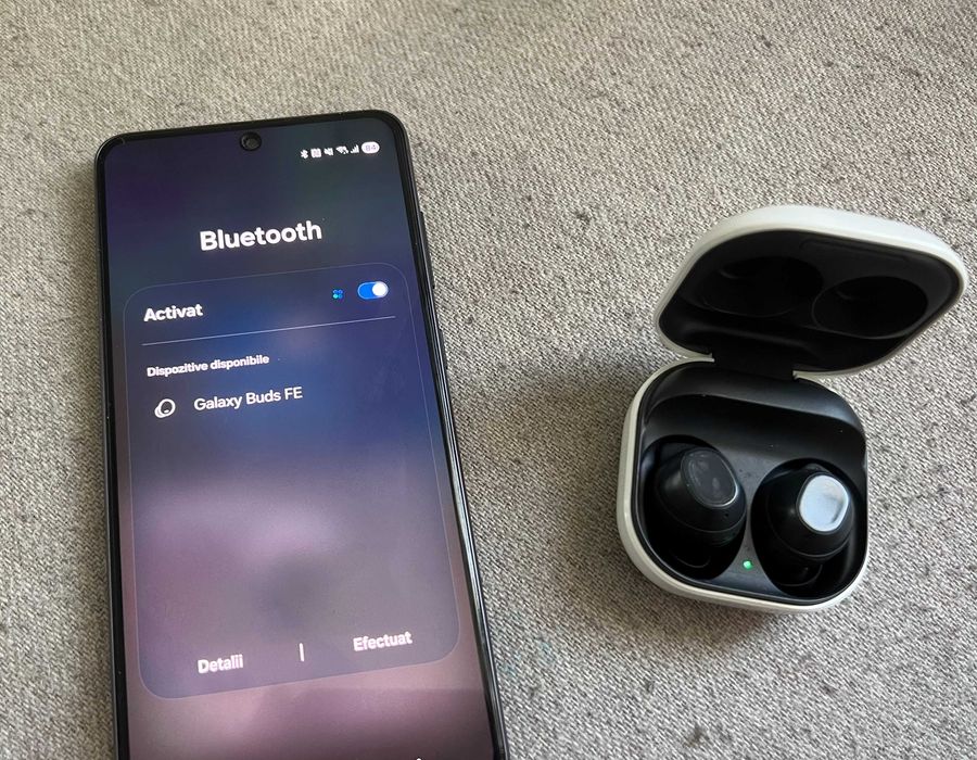Samsung Galaxy Buds FE functioneaza doar casca stanga cu doking cutie
