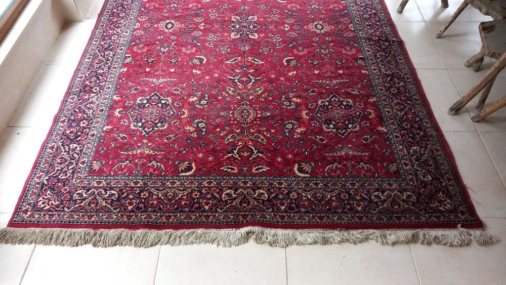 Ориенталски вълнен килим .