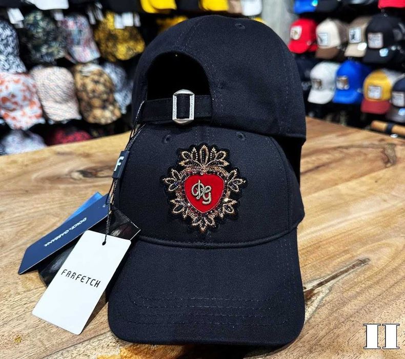 Маркови шапки с ръчно изработена бродерия лого markovi shapki broderia