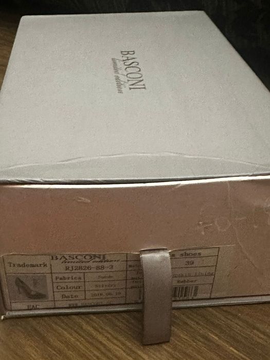 Продам туфли со стразами