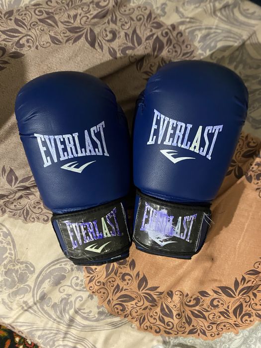 Боксерская перчатка Everlast