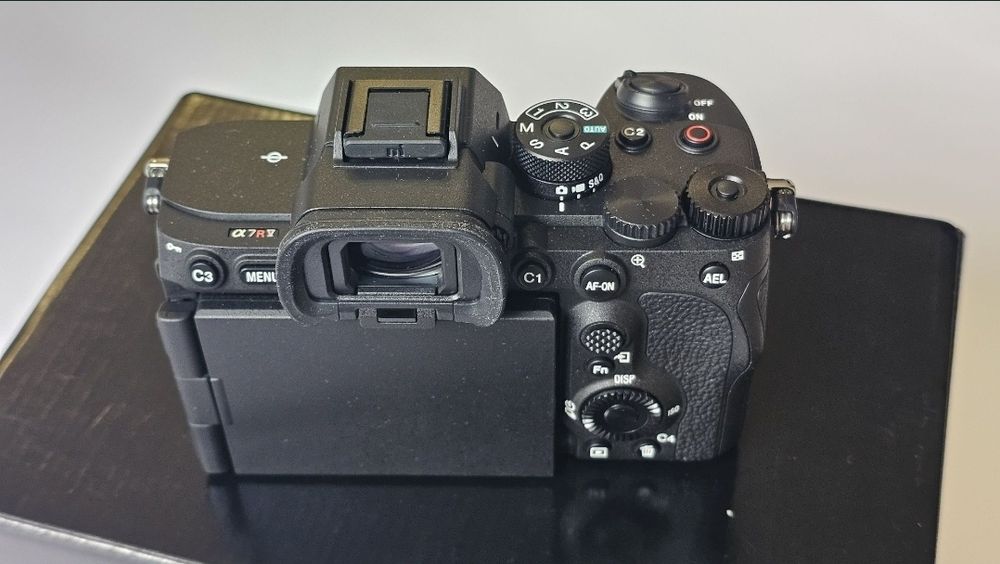 Продавам тяло Sony A7R V в отлично състояние