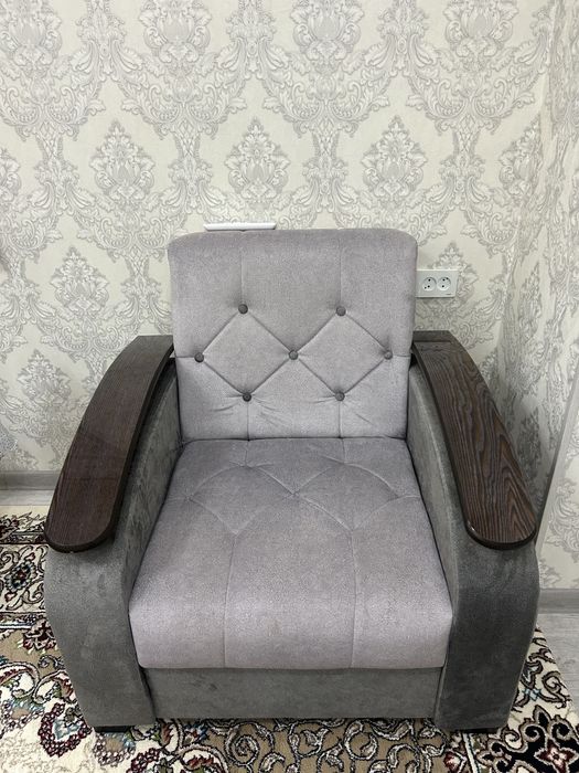 Диван с двумя креслами.