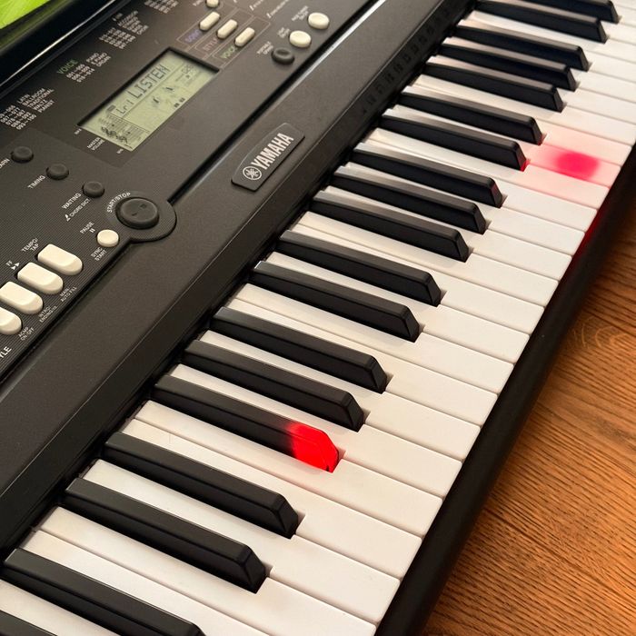 Pian digital Yamaha EZ-220, 61 clape iluminate + stativ + scaun