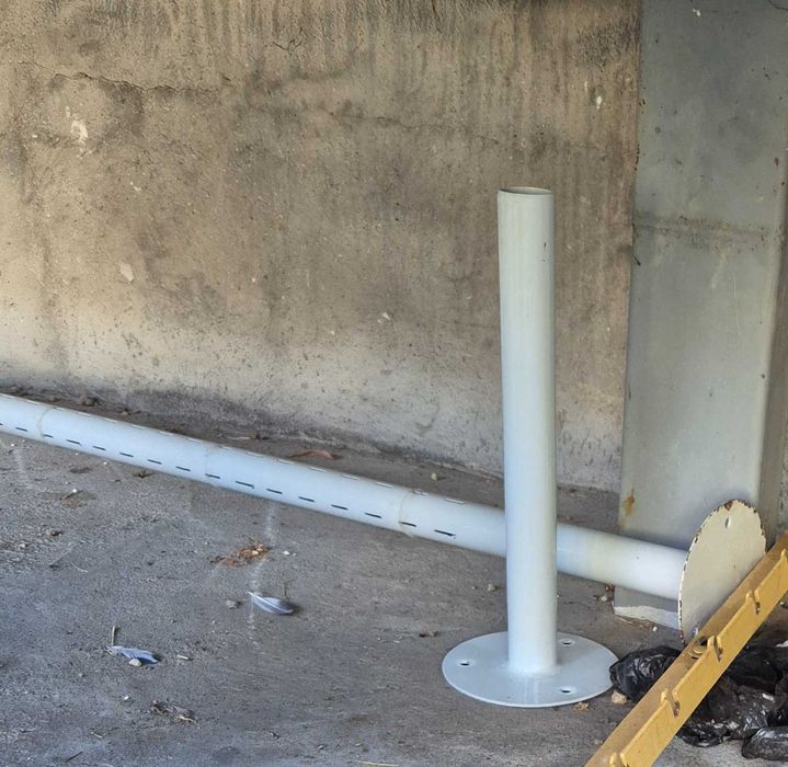 Метална тръбна стойка със стъклени рафтове