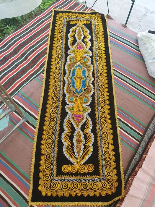 Сюзане с золотой вышивкой