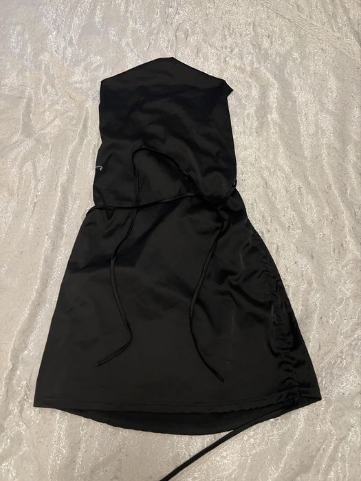 Къса сатенена рокля