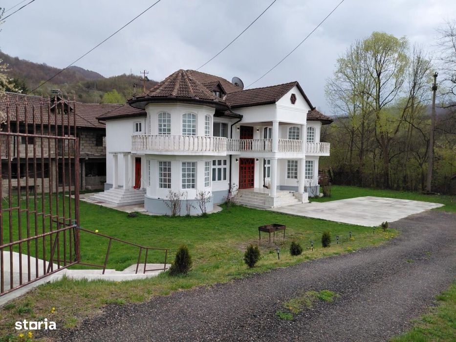 Casa cu 5 camere + teren intravilan de 1209 mp in Iscroni- Aninoasa