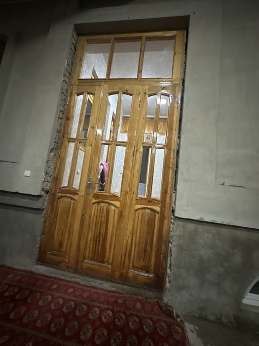 Tahta eshik.