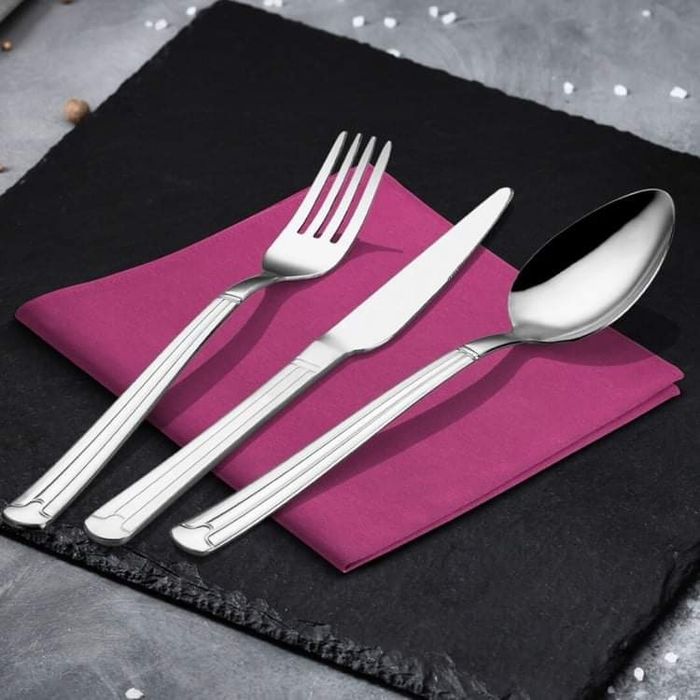 Комплект прибори за хранене съчетаващ класическия и модерен дизайн