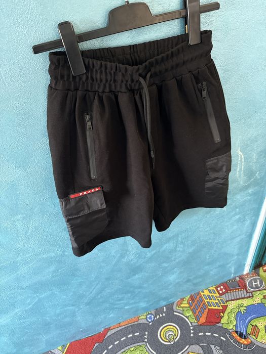 Pantaloni scurti Prada model clasic