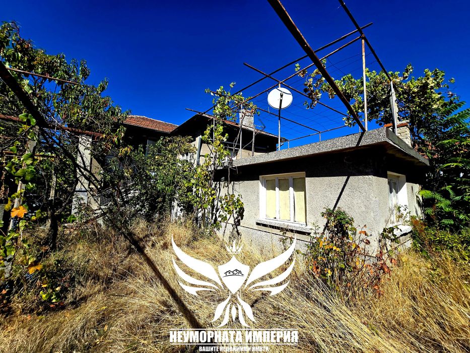 Продавам двуетажна вила/къща 140РЗП с 760кв.м. двор село Новаково