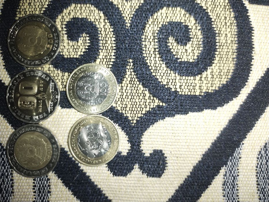 Продам коллекционные монеты 200,100тг