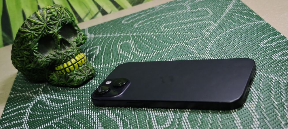 iPhone 15 – 256GB – baterie 100% – 6 cicluri – stare 9.7/10