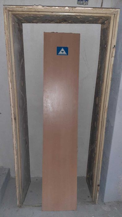 Продавам метална врата