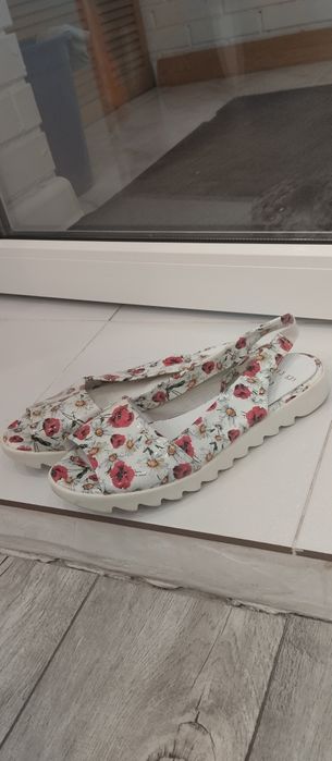 Босоножки женские