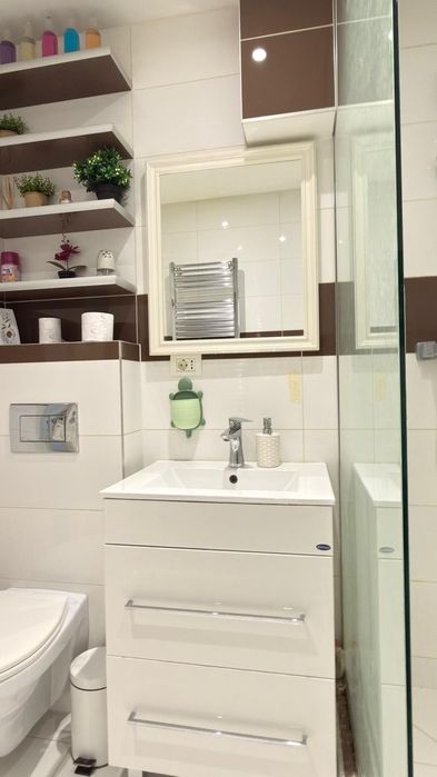 Închiriez apartament 2 Camere Zona-Intim spațios și luminos 375€ neg