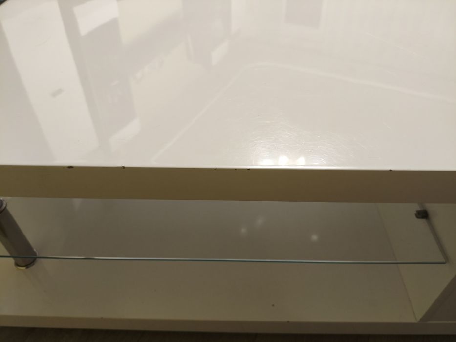 Бяла холна маса с чекмеджета