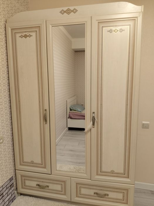 Шкаф трехдверный