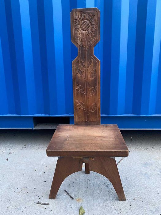 masa cu scaune sculptate cu motive traditionale