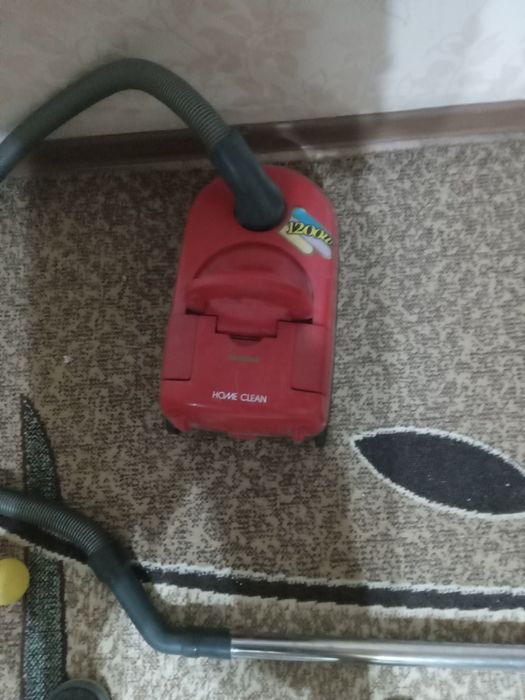 Пылесос Samsung красный