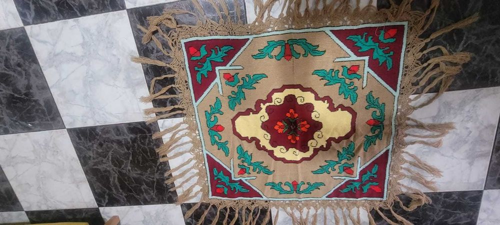 Covoare si fata masa lucrate manual de bunica mea.