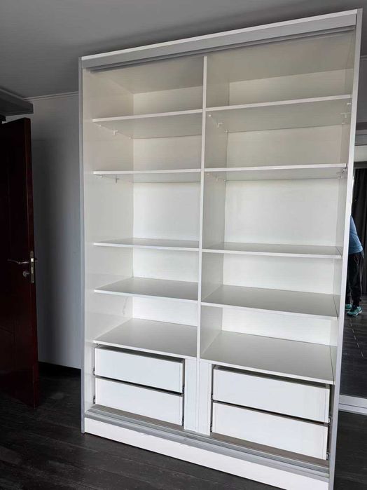 Гардероб прахово боядисан черен металик и бял гланц на плъзгане с блум